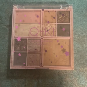 Palette  - Testat med sminkborste o gick lite för djupt på några av de eyeshadow! Köpte för 100kr så säljer för 80kr Dm mej om du är intresserad! 😊