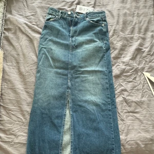 Helt ny jeanskjol  - Aldrig använd jeanskjol med slits i fram! Lappen sitter kvar så aldrig använd! 
