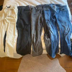 Olika Jeans och Byxor - Nypris: Ca 4500 kr sammanlagt Mycket bra skick! Olika storlekar, men runt S-M Replay, Levis, Canda och DRDENIM 199 kr styck, 699 kr vid köp av alla samtidigt  