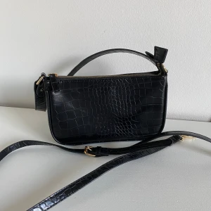 Handväska - En jätte gullig handväska som även har ett till band om man vill ha de som en axelremsväska, fint skick inga defekter och som säljs eftersom den inte kommer till andvändning.💗💗kommer inte ihåg vart jag köpte den men tror de kan va på Gina tricot H&M.