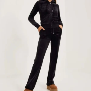 Juciy couture  - Säljer mitt juciy couture sett st S i byxorna och M i tröjan då den e mindre i storlek❤️