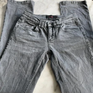 Bootcut Vila jeans  - Jättefina gråa Bootcut vila jeans. Storlek 27, skulle säga att de passar mig som är storlek S, men passar nog storlek Xs bättre. Inga defekter eller missfärgningar. Skriv om du har någon fråga 💛