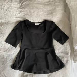 Svart blus - Snygg och skön blus från Kappahl, inga skavanker eller skador då den knappt blivit använd.