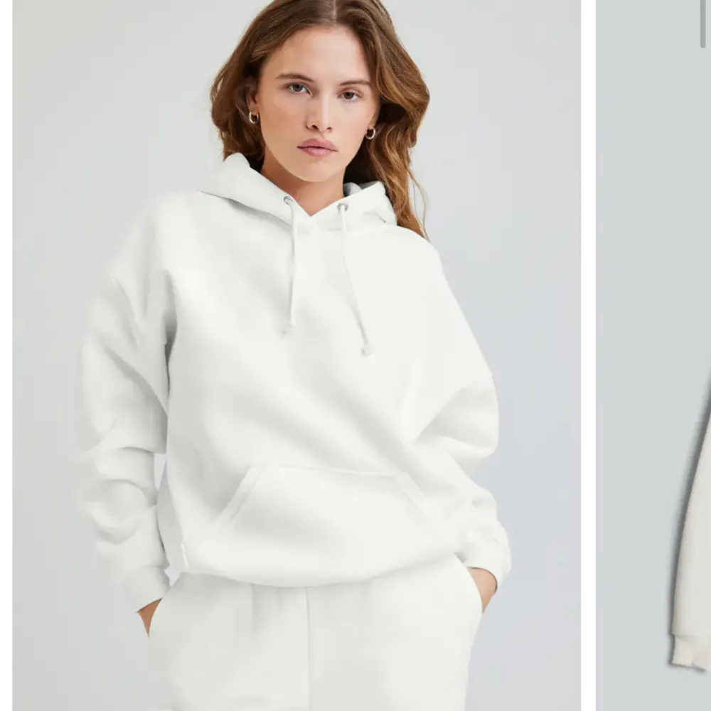 En vit hoodie från bikbok, liten fläck som syns på bild 2🤍original pris 399kr. Hoodies.