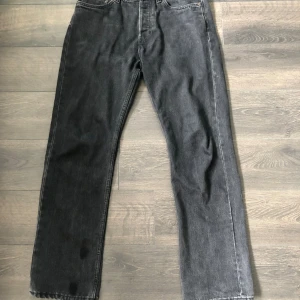Weekday jeans - Fina mjuka svartgrå jeans. Stl 28/32