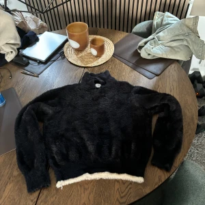 Jätte mjuk svart tröja i cardigan  - Jätte mjuk svart tröja i cardigan Storlek M Aldrig använd  Sällsynt plagg 