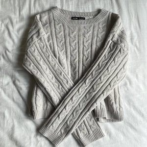 kabelstickad tröja - grå kabelstickad tröja🌸