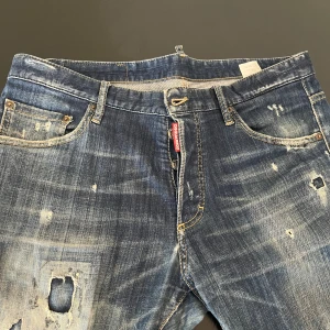 Dsquared2 jeans - str:52 - Jeans från Dsquared2 ii storlek 52. Bild 4 visar 2 hål där det tidigare varit trådar som hållt ihop! Ca 5cm långt hål..