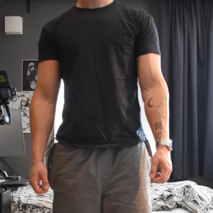 T-shirt - T-shirt i storlek M.  Jag är 185cm 90kg för referens