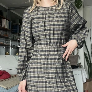 Rutig midiklänning - Rutig midiklänning i fint skick! 