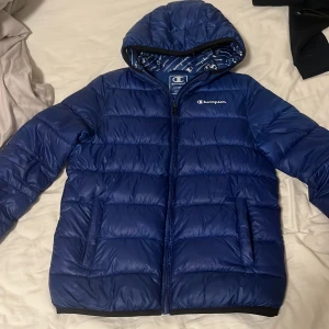 Champion puffer jacka - Säljer nu denna eftersom att jag inte använder den längre Jätte bra skick inte sliten eller något slags hål