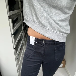 Unika snygga bootcut jeans!!! - Säljer dessa super snygga mid-Rise bootcut jeansen som är helt nya från mango!!!! Köpte dom i Spanien på barnavdelningen i stil M, men passar perfekt på mig som oftast har stl 34-36! Skit snygga och super unika!!!!! Jag är 168!