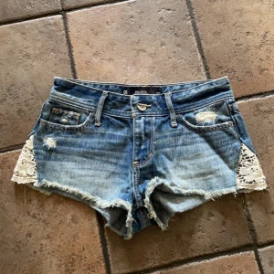 Hollister shorts - Säljer mina snygga hollister shorts då jag behöver pengar! Storlek 23, passar någon som ungefär har strl 32 i jeans (eller 24)💕💕
