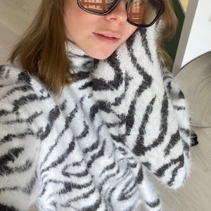 Stickad tröja  - Sparsamt använd stickad tröja från H&M. Stl S