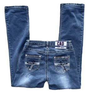 camp david jeans - lågmidjade bootcut jeans med detaljer på fickorna❤️, lite slitna på två ställen (sista bilderna) annars i jättebra skick, storlek 32 men är ganska stretchiga🫶 mått: midjemått: 36 cm rakt över ytterbenslängd: 97 cm innerbenslängd: 71 cm