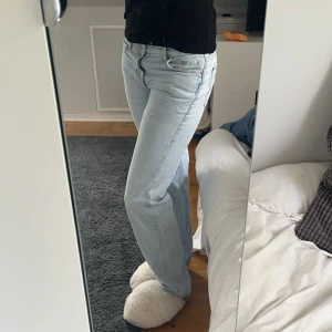 lågmidjade jeans  - jättesnygga lågmidjade jeans tyvärr försmå och kommer inte till användning längre, använda ett fåtal gånger och i nyskick🥰 skriv vid frågor eller funderingar
