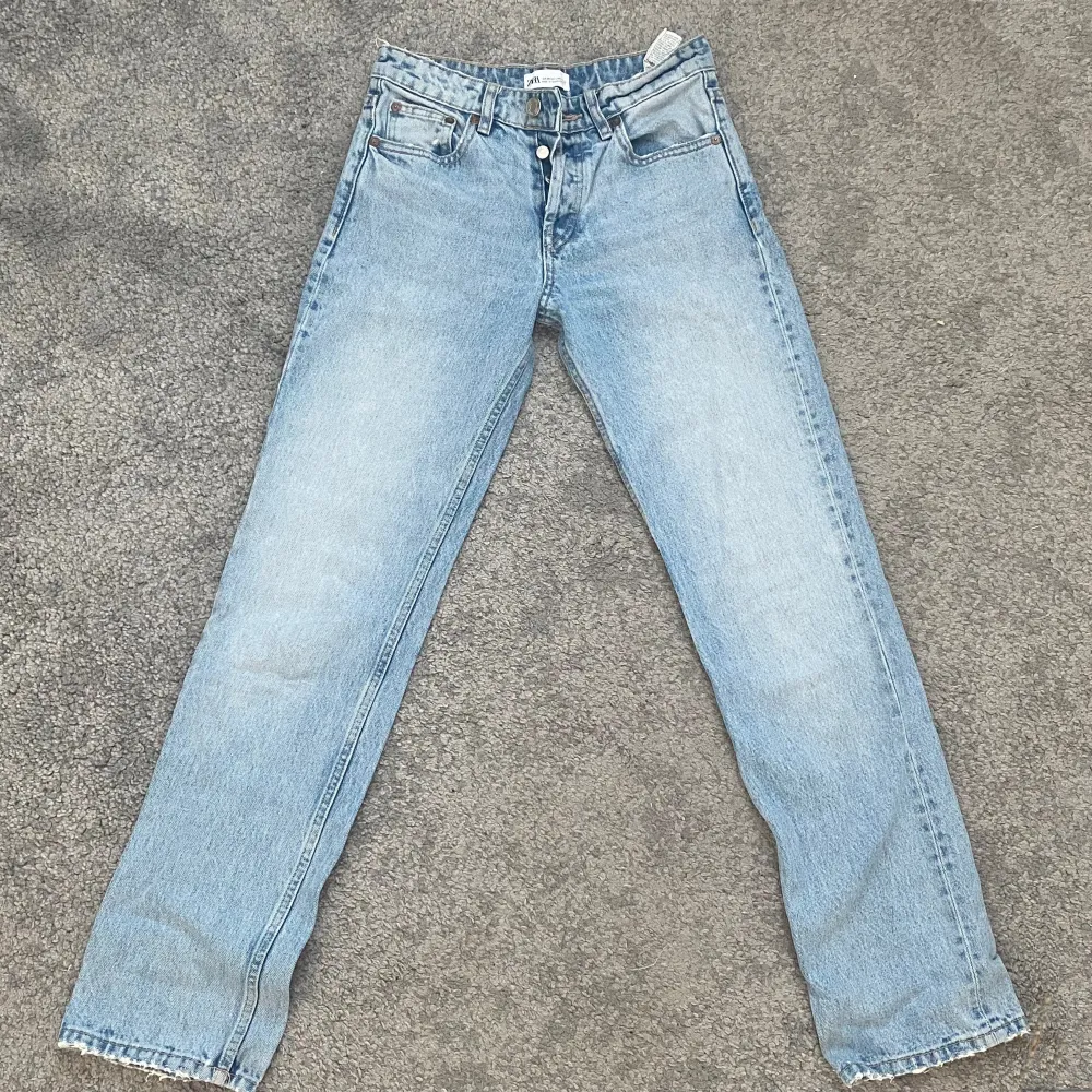 Jag säljer mina jeans från zara pga att de har blivit for små for mig. Storlek: 34. Jeans & Byxor.