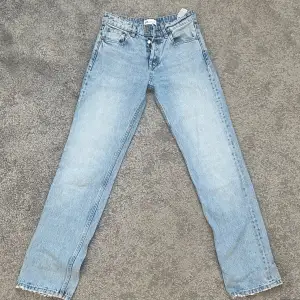Jag säljer mina jeans från zara pga att de har blivit for små for mig. Storlek: 34