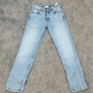 Lågmidjade ljusblå jeans - Jag säljer mina jeans från zara pga att de har blivit for små for mig. Storlek: 34