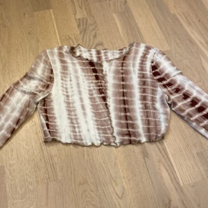 Mag tröja  - Säljer denna jätte fina batik mönstrade tröja skriv privat för mer information och bilder pris kan diskuteras 