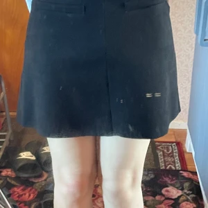 Zarakjol - Jättesnygg kjol i mockaliknande material från Zara. Har två låtsasfickor på framsidan. Dragkedja i sidan.