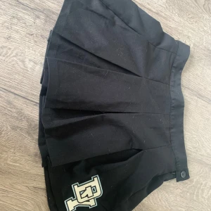 Kjol - Säljer denna för att den kommer aldrig till andvändning då den är väldigt stor. 