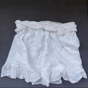 Broderad spetskjol - Så söt minikjol med skärp