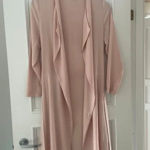 Tunn långkavaj - Superfin ljusrosa långkavaj. Säljer då den ej kommer till användning. Pris kan diskuteras och hör av er om frågor eller fler bilder💖