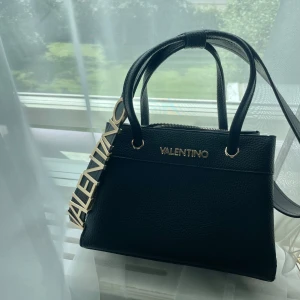 Valentino väska  - Valentino väska som jag köpte på plick för ett tag sen. Jag kan inte vara säker på att den är äkta då jag inte fick med äktehetsbevis men den ser äkta ut. Kom gärna med pris förslag