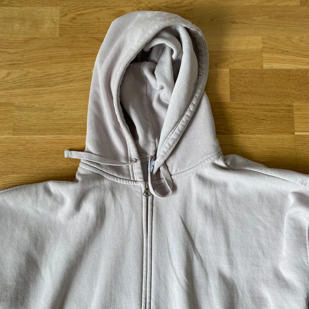 Wekday zip Hoodie sparsamt använd finns liten råsa fläck på första bilden men annars i bra skick ny pris 500sek. Hoodies.