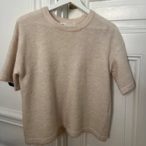 Kortärmad stickad tröja - Kortärmad stickad tröja från selected femme i merinoull. Storlek S. Endast använd några gånger.