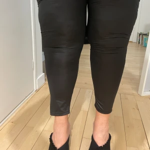 Glansiga leggings 2xl - Svarta glansiga leggings från Bodyflirt. Som nya. Made in Turkey, 95% polyester o 5% elastin.Delvis ”recycled material”