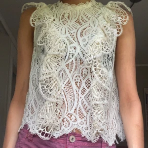 Spets topp - Så snygg volang topp