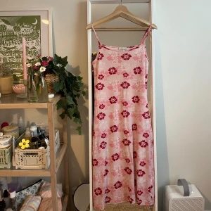 Blommig klänning med tunna axelband - Jättesöt klänning som sitter hur fint som helst på! Passar perfekt nu till sommaren 🥰