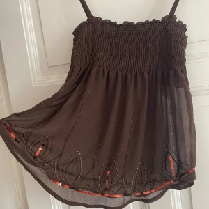flowy sheer top - Jättesöt brun, flowy, sheer linne med paljett- och pärldetaljer 🤎Inte genomskinligt över bysten och väldigt stretchigt!  Några paljetter och pärlor har tyvärr trillat av, vilket syns på första bilden 😇  