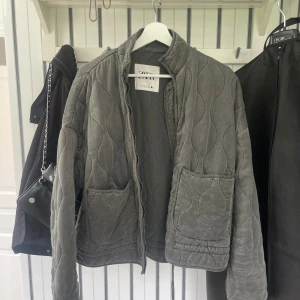 Grå svart jacka - Grå svart vadderad jacka. Perfekt till hösten!🩷