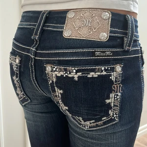 MISS ME JEANS💗 - Säljer dessa ass snygga miss me jeans som är low waist bootcut💗 De är tyvärr för långa för mig som är 164cm😭😔 Midjemått rakt över är 37cm, innerbenet 85cm och ytterbenet 105cm🤗💖Inga defekter och har endast prövat de💕 Kontakta gärna vid interesse🫶💗🤗