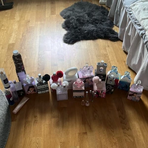 ariana grande merch - säljer även parfymer och lite annat smått och gott. Hör av dig om du har frågor eller funderingar. Det är intressekoll på den svarta och den röda parfymen då de är dyra och rare! Pris diskuteras privat