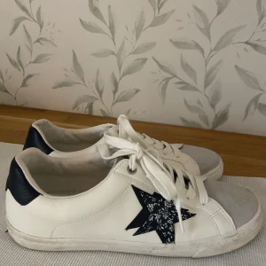 NeXT Star strl 40 - Jättefina, sparsamt använda sneakers i strl 40 (6,5) från NeXT Star. 200 kr.