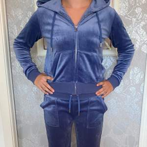 Juicy Couture set  I färgen Grey Blue Material: Velour Överdel i stl: L (mindre i stl) Nederdel i stl: S Fint skick, se bilder.  Pris tröja: 700:- Pris byxor: 700:-  Vid köp av tröja/byxor paketpris 1200:-  Köparen står för frakten