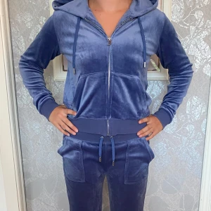 Juicy Couture - Juicy Couture set  I färgen Grey Blue Material: Velour Överdel i stl: L (mindre i stl) Nederdel i stl: S Fint skick, se bilder.  Pris tröja: 700:- Pris byxor: 700:-  Vid köp av tröja/byxor paketpris 1200:-  Köparen står för frakten