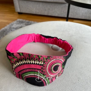 Desigual headband barn - Desigual headband i nyskick. Använd 1 gång. Dubbel sida = Dubbelt så snygg. Vändbar pannband.