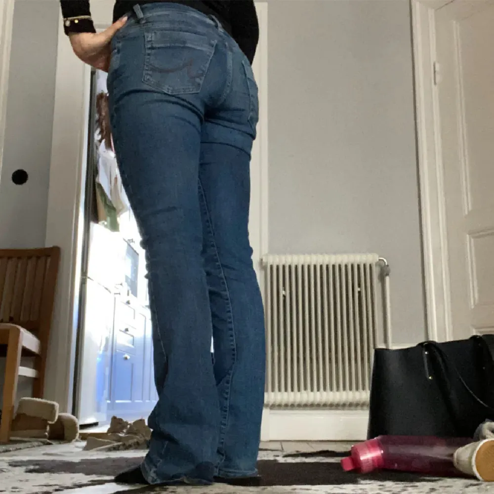 Lågmidjade skit snygga valarie jeans . Satt tyvärr inte så bra på mig. Gamla ägarens bilder. 💕 . Jeans & Byxor.