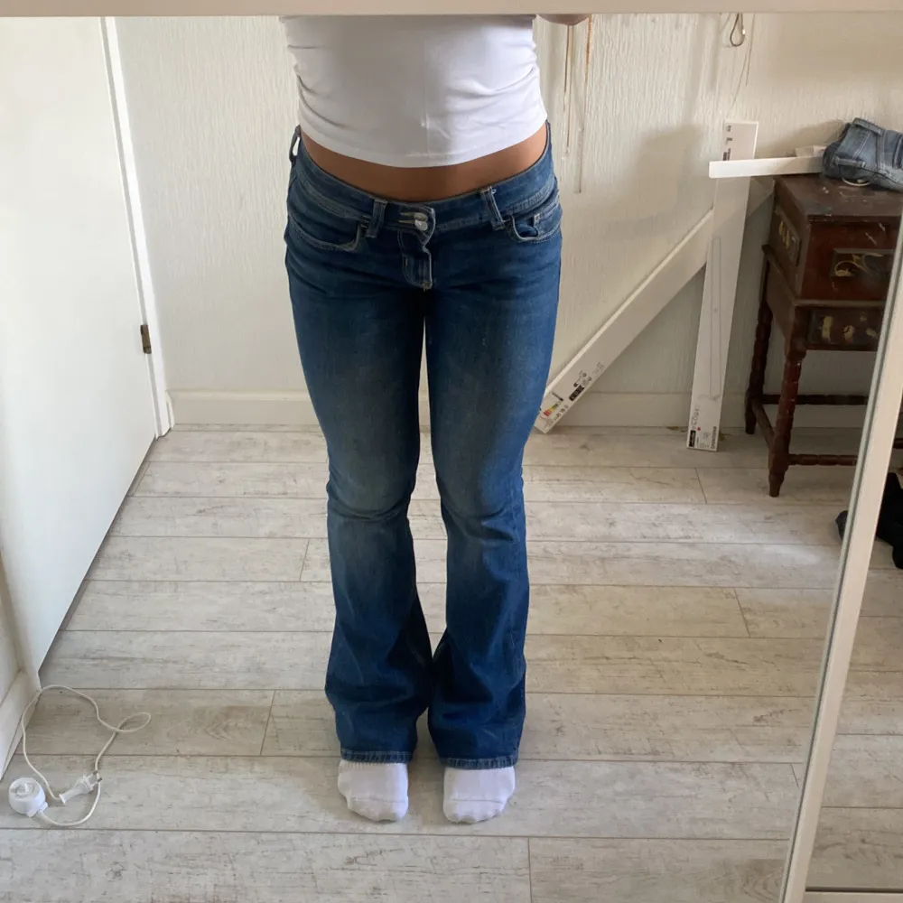 Säljer dessa snygga lågmidjade bootcut jeans som tyvärr inte kommer till användning. Midjemått 36+stretch och innerbensläng 82. Jeans & Byxor.