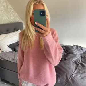 Stickad tröja från zara!  - Säljer denna jättemysiga och sjukt snygga rosa oversize tröjan från zara! 