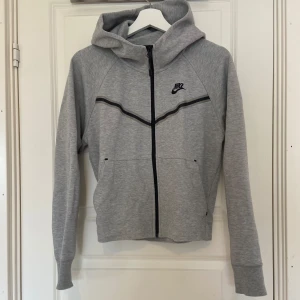 Nike Tech tjocktröja  - Säljer denna Nike Tech tjocktröjan då den inte kommer till användning. Helt oanvänd, jättebra skick. Pris kan diskuteras. Skriv privat för flera bilder eller mått! 💞