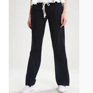 Roxy linnebyxor - Säljer mina roxy linnebyxor då dom inte kommer till användning längre. Bra skick! Skriv för egna bilder💕