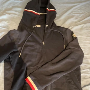 Moncler hoodie - Säljs pga att den är lite för liten på mig, Inga skador eller fläckar. Sitter som M efter som moncler är små i storlekarna.