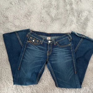 True religion jeans  - Sydda baktill men inget som syns. Är storlek 30 men passar nog mer M. 