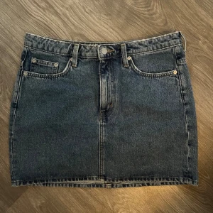 Jeanskjol - Super fin jeanskjol från weekday! Super fint skick, Stl 42 men väldigt liten i storleken så skulle säga att den är mer en M🥰